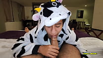 Anal Fucking POV Dreichwe dans un pijama de vache en train de sucer et de chevaucher ma grosse bite non coupée jusqu'à ce qu'il gagne mon lait chaud - Camilo Brown