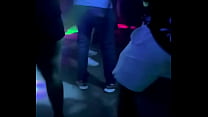 Ma femme, vêtue d'une mini jupe très courte, danse dans un club d'Uberlândia et montre son cul