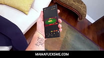 MamaFucksMe - La belle-mère MILF coquine Sheena Ryder fait une vidéo de pipe pour gagner de l'argent