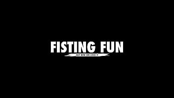 Fist Fun première fois. Kira Viburn Fist anal avec Stacy Bloom, pas de chatte, gros trous, véritable orgasme FF026