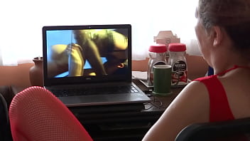Adoro masturbarmi guardando cazzi enormi in TV e sul laptop mentre il figliastro mi registra e si masturba