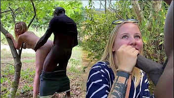 Jeune femme salope Pawg surprise en train de pisser et baisée par la BBC !!! -Joss Lescaf