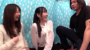 Mayu (21) und Asuka (20) entblößten ihre Hosen und Brustwarzen in einer Purikura-Fotomaschine in Ikebukuro, Tokio! Sie machten erotische Purikura-Fotos.