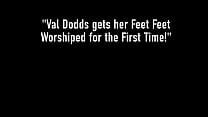 Спортивная Вэл Доддс снимает кроссовки, чтобы отсосать ее потные ступни!