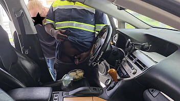 ああ、神様！！！女性客は、彼女のシーザー サラダ (車内) でけいれんしている配達員を捕まえました。