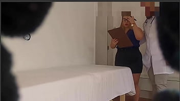 Скрытая камера в кабинете запечатлела, как врач забирает свою секретаршу во время смены