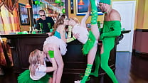 Drei verrückte Mädels beginnen am St. Patty's Day eine Orgie in einem Pub