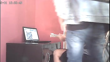 Überwachungskamera: Habe meine Frau dabei erwischt, wie sie im Büro den Schwanz eines Kunden betrogen und gelutscht hat