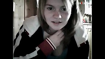 Strisce di ragazza bionda in webcam