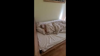 Der Ehemann ging zur Arbeit und bat seinen Freund, die noch im Bett liegende Frau aufzuwecken