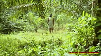 アフリカのぽっちゃり系盲目の王の娘が道に迷って茂みの中で性交 - BBCハードコア宣教師