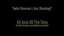 La bionda arrapata Kelsi Monroe cavalca un grosso cazzo duro nella scena di Gape anale!