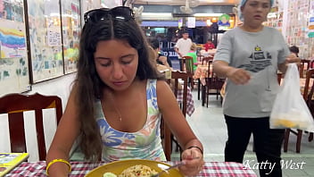 Katty isst in einem asiatischen Café zu Mittag, ohne Höschen und mit blinkender Muschi in der Öffentlichkeit