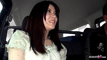 La tímida joven japonesa Madoka Araki seduce para chupar la polla de un extraño en el coche