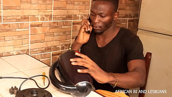 Ponto de vista do técnico faz-tudo com seu cliente em uma transa sem precedentes durante a solução de problemas de TV em africanos bis e lésbicas