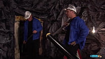 炭鉱労働者が巨乳のブルネットのふしだらな女と3pでセックスする