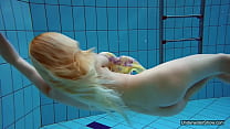 La petite jeune femme Milana Voda endure la baignade nue gratuite