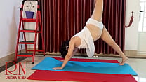 Ioga nua. Regina Noir. Uma mulher de calcinha branca pratica ioga na academia. calcinha c1