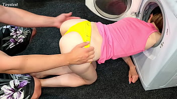 Она застряла в стиральной машине... в первый раз, и я думаю, что она сделала это нарочно (Toystest)