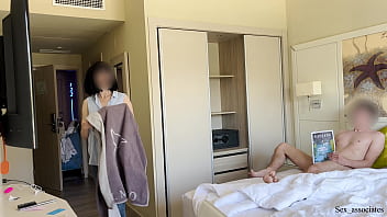 FLASH DE POLLA PÚBLICA. Saco mi polla frente a la mucama del hotel y ella accedió a masturbarme.