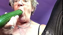 La nonna gioca con il cetriolo