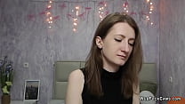 Une amatrice brune montre ses seins lors d'une émission de webcam en direct