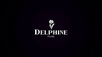 Delphine Films - La chaude blonde Athena Francis entre dans la maison des étrangers - Fucks Home Owner