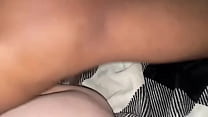 Крошечной молодой женщине наполняют ее киску спермой из BBC