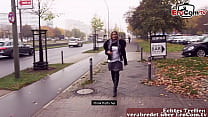 ドイツ系トルコ人の若い女性が路上で公開セックス集会のために拾われる
