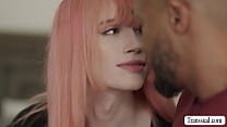 Vollbusiges Tgirl mit rosa Haaren wird von BBC analisiert
