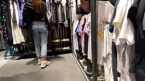Девушка оформила покупку прямо в раздевалке торгового центра