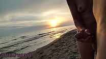 Milf Francese fa un pompino amatoriale in una spiaggia nudista pubblica a uno sconosciuto con sborrata 02 - MissCreamy