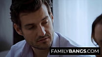 FamilyBangs.com ⭐ Tio prefere foder sua jovem em vez de suas obrigações de escritório, Khloe Kapri, Jay Smooth