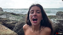 Мокрая девушка трахается и получает огромную сперму на лицо на общественном экзотическом пляже