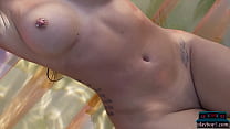 La bellezza MILF dalle grandi tette Kaitlynn Anderson resta nuda in una piscina per Playboy