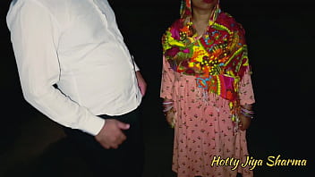 Desi Kulhad Pizza Coppia sex tape Scopata video della moglie dei vicini sesso notturno all'aperto.