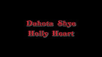 Holly Heart se diverte com sua amiga mais velha Dakota Skye