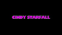 La sexy asiatique Cindy Starfall met de grosses choses dans sa chatte
