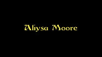 Aliyssa Moore verschüttet alles im Gloryhole