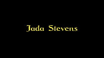 Jada Stevens suce une grosse bite noire à travers un Gloryhole