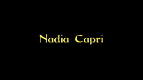 Брюнетка-студентка Надя Капри признается, стоя на коленях перед глорихолом