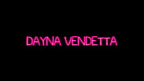 Dayna Vendetta est une blonde aux gros seins qui adore avaler une grosse bite et du sperme