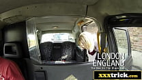 Impresionante rubia británica bimbo haciendo trampa con un taxista