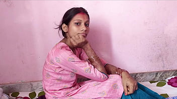 ¡Bhabhi recién casada feliz lamiendo el coño y follando! audio hindi