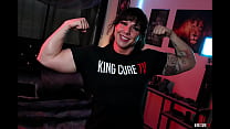 Deusa muscular Ecko Bella é fodida após sessão de fotos com KingCureTV
