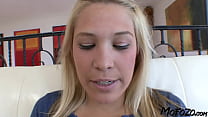 MOFOZO.com - Blonde Amateurin aus Kalifornien lutscht vor der Kamera einen Schwanz