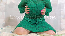 緑のドレスと巨乳を着たセクシーな義理の妹は、両親が家にいないときに自分自身を興奮させます - LuxuryOrgasm