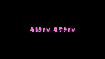 Aiden Aspen, 19 ans, suce, mange le cul et se fait baiser en gorge profonde