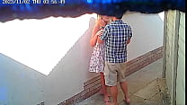 Une caméra de vidéosurveillance a filmé un couple en train de baiser devant un restaurant public.