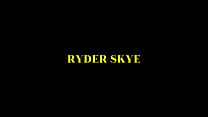 Ryder Skye, rousse aux gros seins, se fait baiser